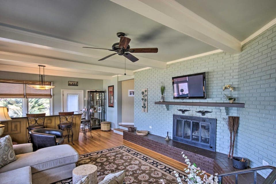 Quiet Lakefront Retreat w/ Boat Ramp & 2 Docks House in Leesville