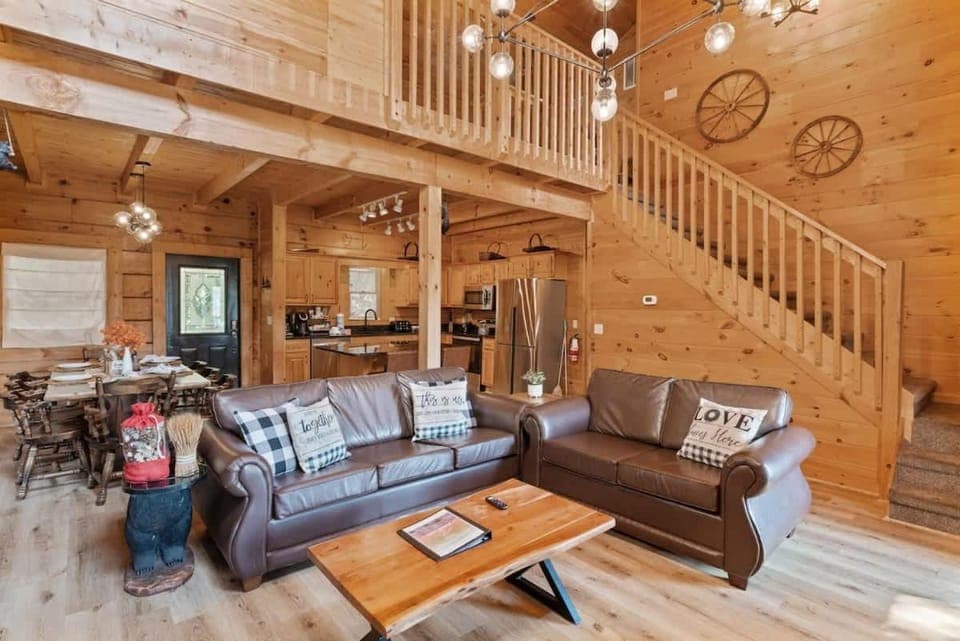 Mountain view 5 bdrm Gatlinburg Cabin near downtown Arts Cabin in Gatlinburg