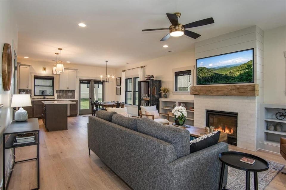Kings Creek Cottage · Kings Creek Cottage Downtown House in Brevard