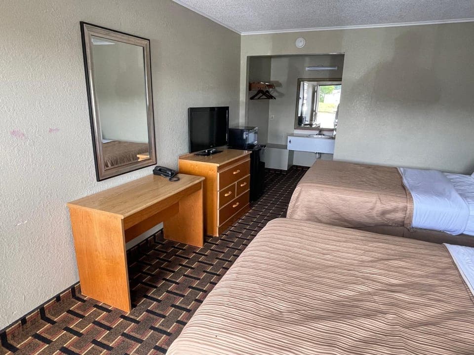 Bed, TV and multimedia, Bedroom
