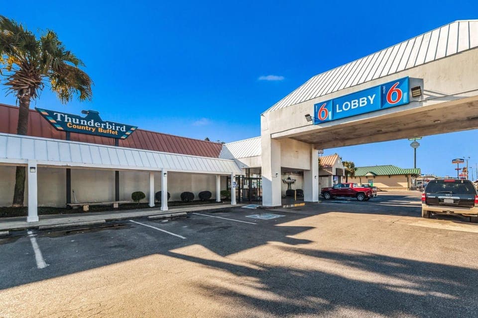 Property building, Restaurant/places to eat