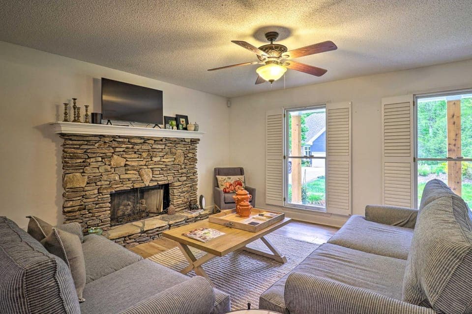 1 Mi to Downtown: Highlands Cottage w/ Sunroom House in Highlands