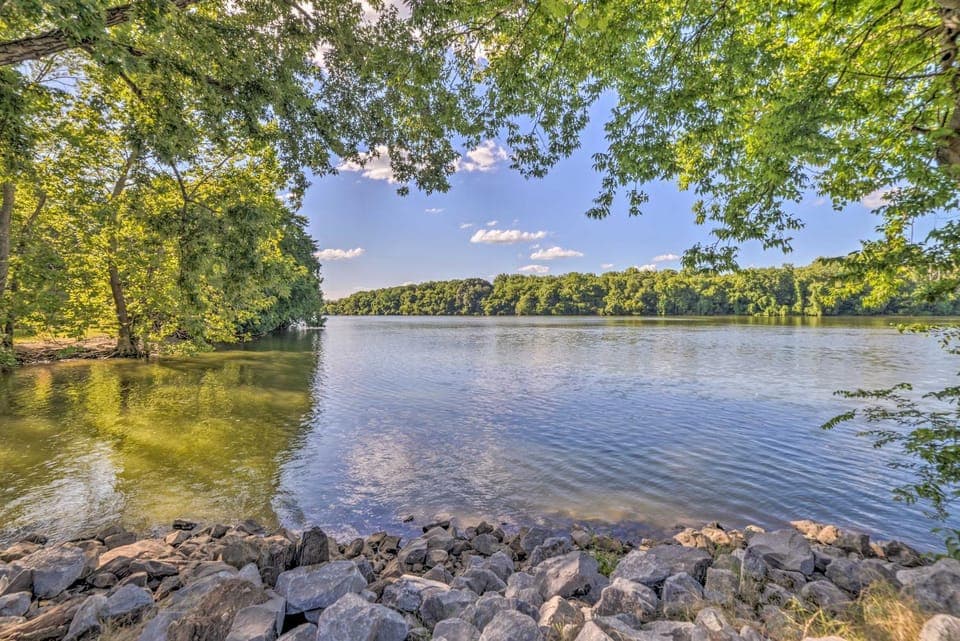 Rustic Dover Retreat w/ Porch - Walk to Boat Ramp! House in Lake Barkley