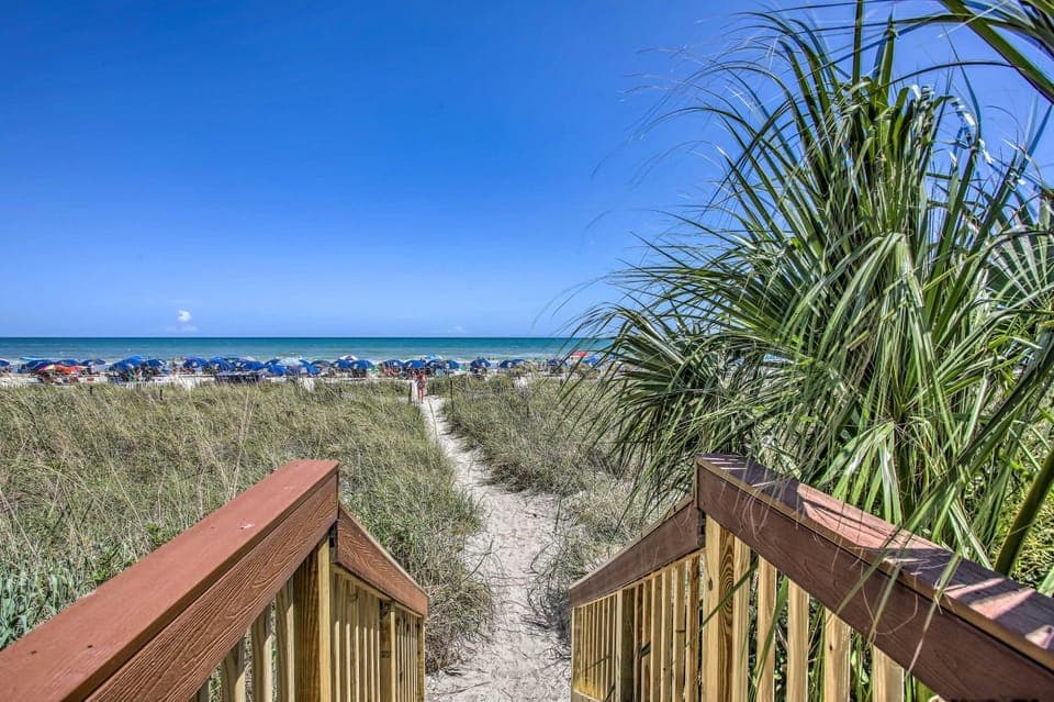 Bay Watch Condo w/ Oceanfront Balcony & Beach View House in Atlantic Beach