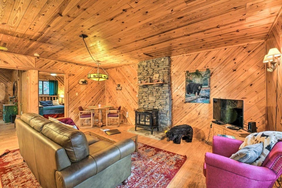 Deck & Private Hot Tub! Maggie Valley Mtn Cabin Cabin in Ivy Hill
