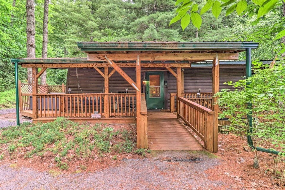 Deck & Private Hot Tub! Maggie Valley Mtn Cabin Cabin in Ivy Hill