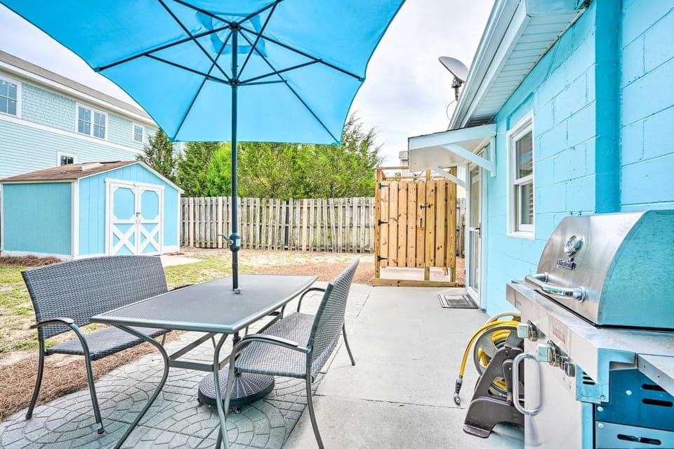 Beachy Isle of Palms Home: 1 Block to Coast! House in Isle of Palms