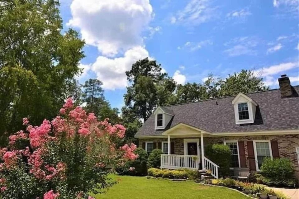 The Bright Brick Beauty Great Back Deck & Yard House in Columbia