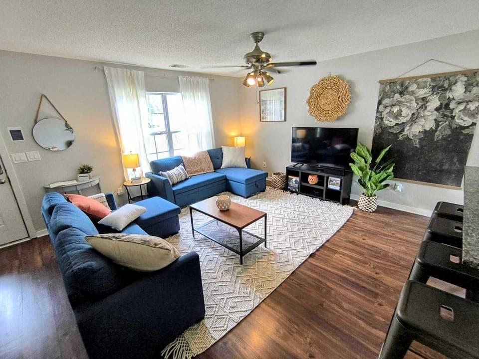 The Columbia Crash Pad Near Bases, USC, Shops House in Columbia