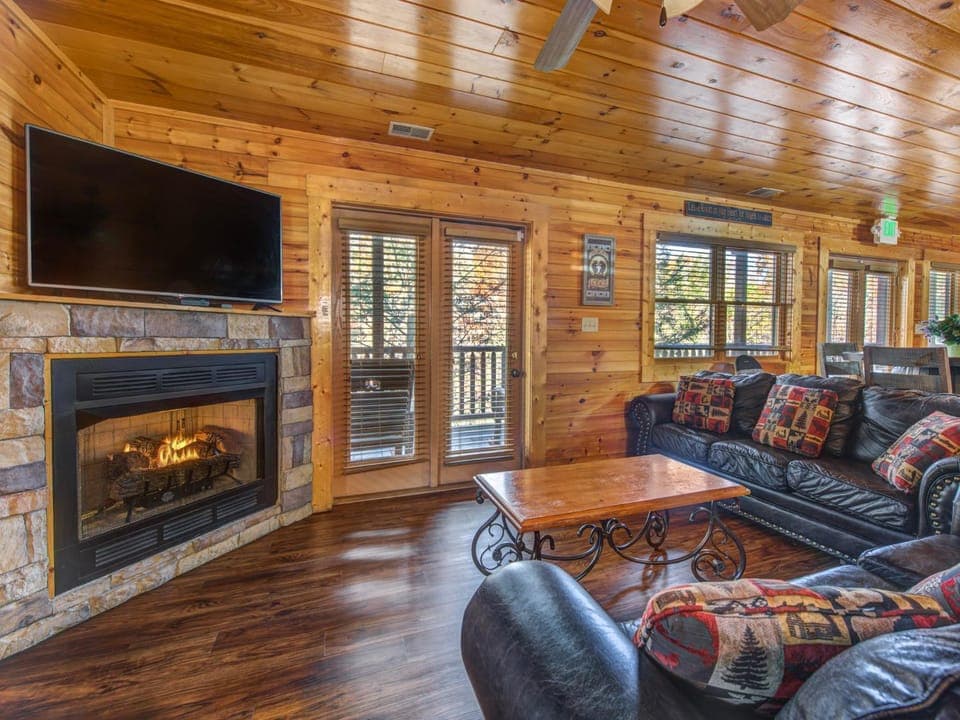 Family Ties Lodge House in Gatlinburg