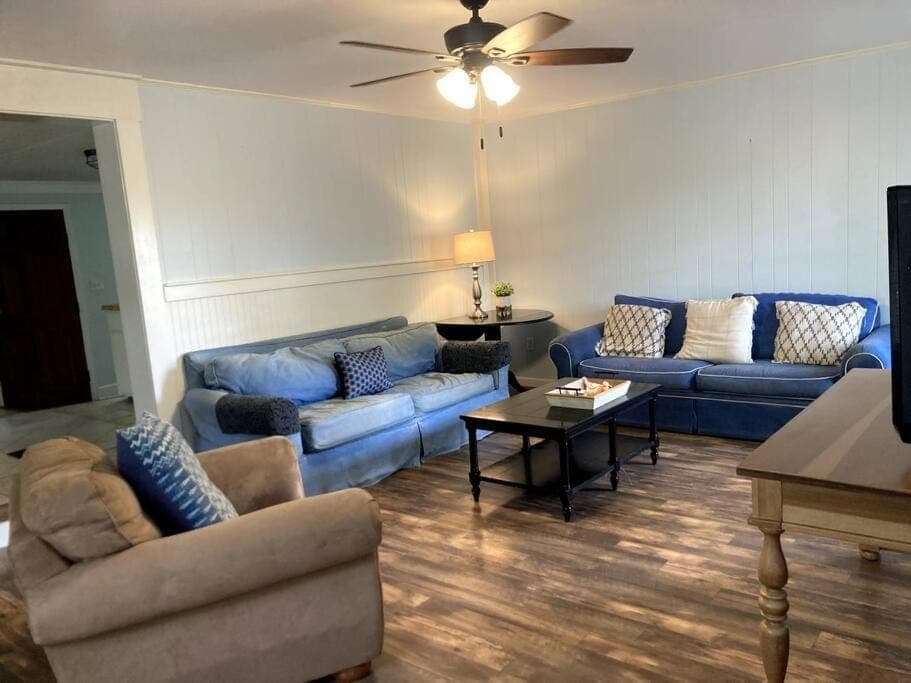 Tucked Away Newly Renovated 4 Bedroom 2 Bath Sleeps 12 House in Beaufort