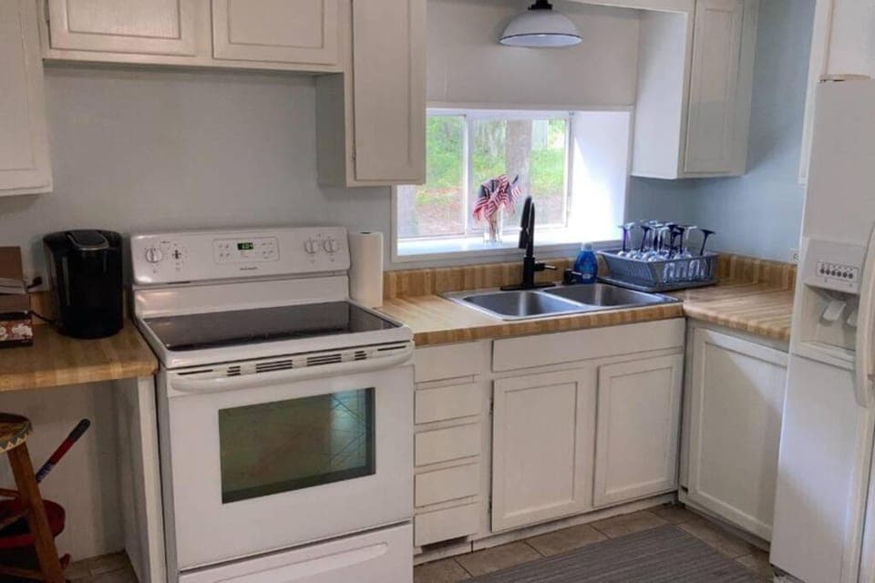 Tucked Away Newly Renovated 4 Bedroom 2 Bath Sleeps 12 House in Beaufort