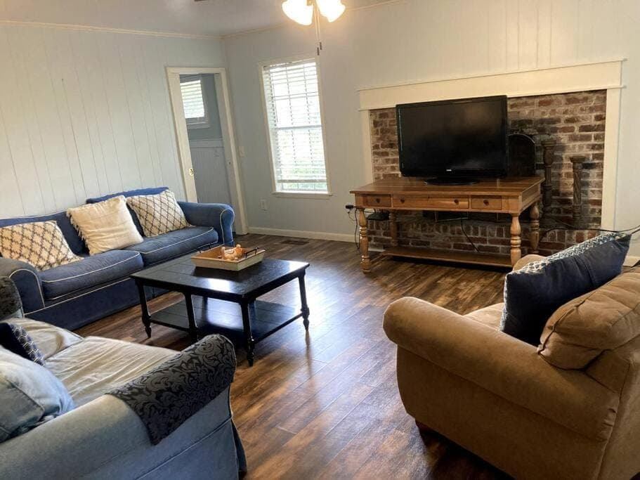 Tucked Away Newly Renovated 4 Bedroom 2 Bath Sleeps 12 House in Beaufort