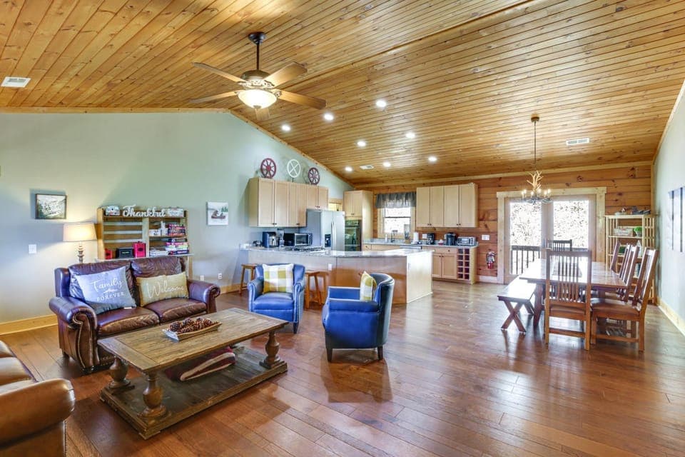 Family Cabin w/ Private Hot Tub & Views in Boone! Cabin in Brushy Fork