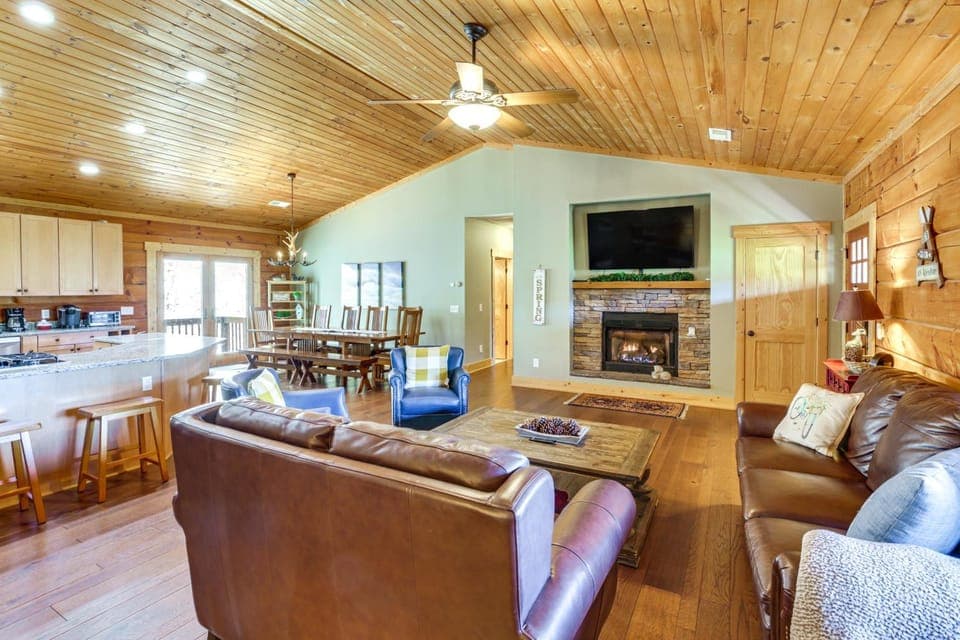 Family Cabin w/ Private Hot Tub & Views in Boone! Cabin in Brushy Fork