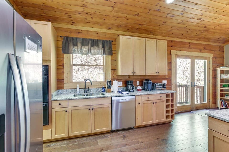 Family Cabin w/ Private Hot Tub & Views in Boone! Cabin in Brushy Fork