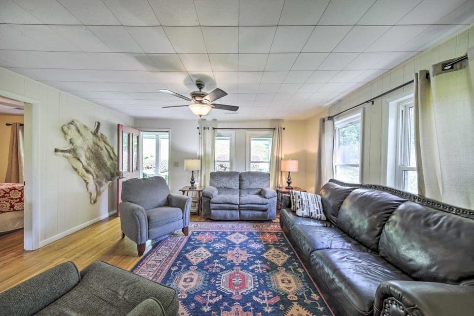 Pet-Friendly Waterfront Hayesville Cottage! House in Chatuge Lake