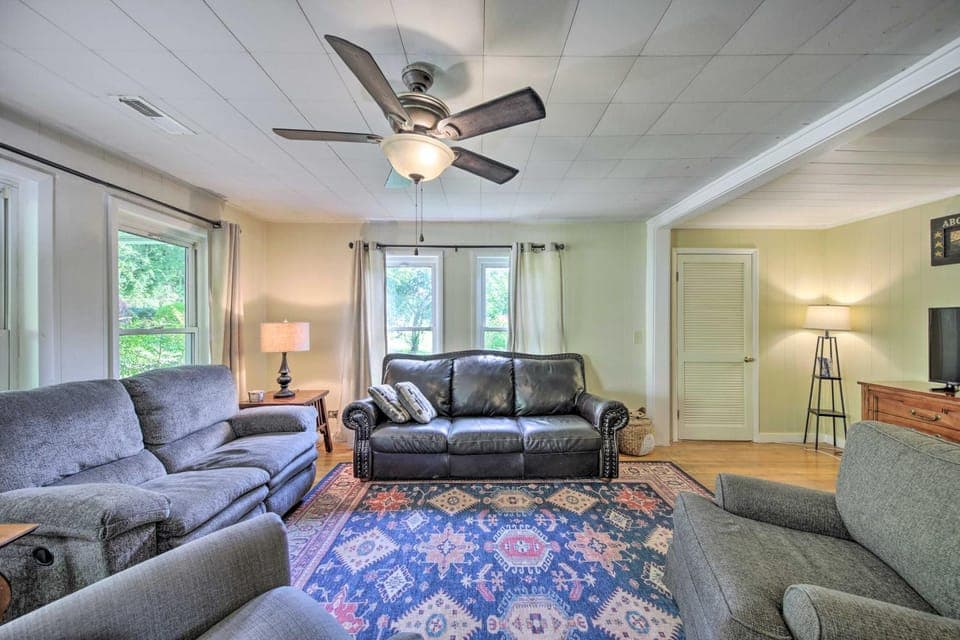 Pet-Friendly Waterfront Hayesville Cottage! House in Chatuge Lake