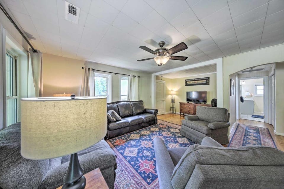 Pet-Friendly Waterfront Hayesville Cottage! House in Chatuge Lake
