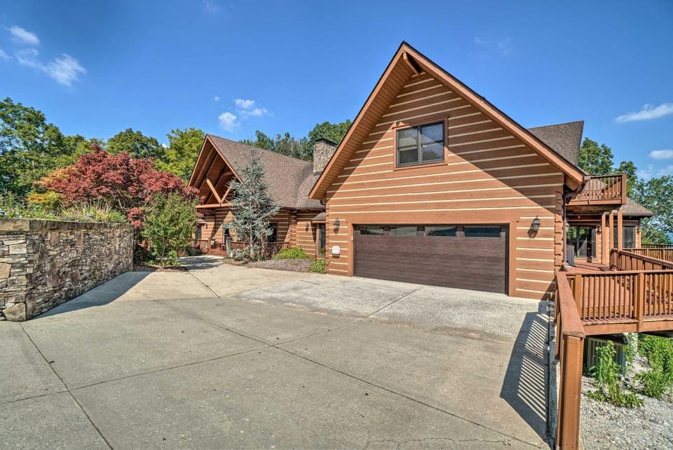 Custom Cabin w/ 12 Acres on Dale Hollow Lake! Cabin in Tennessee