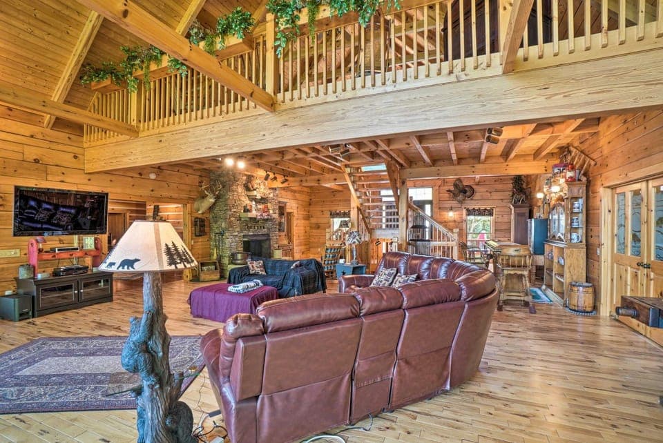 Custom Cabin w/ 12 Acres on Dale Hollow Lake! Cabin in Tennessee