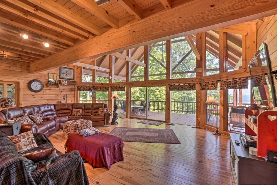 Custom Cabin w/ 12 Acres on Dale Hollow Lake! Cabin in Tennessee