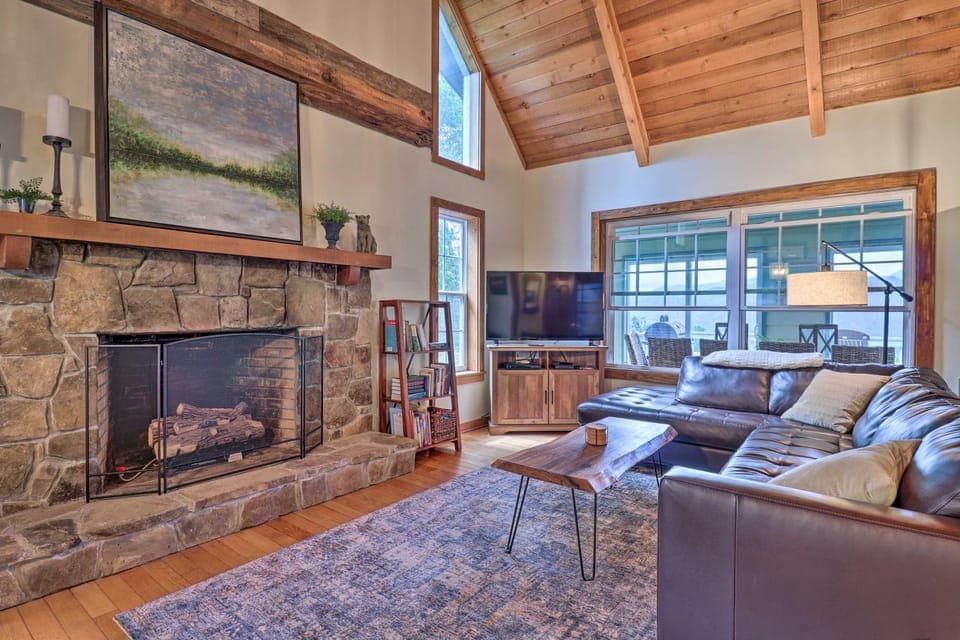 Family Retreat Cabin w/ Summit, Lake Views, Deck! Cabin in Nantahala Lake