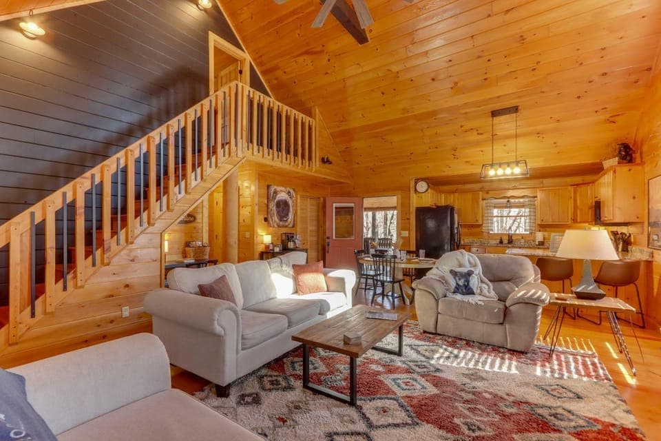 Blue Ridge Cabin: Hot Tub, Fire Pit & Grill! Cabin in McCaysville