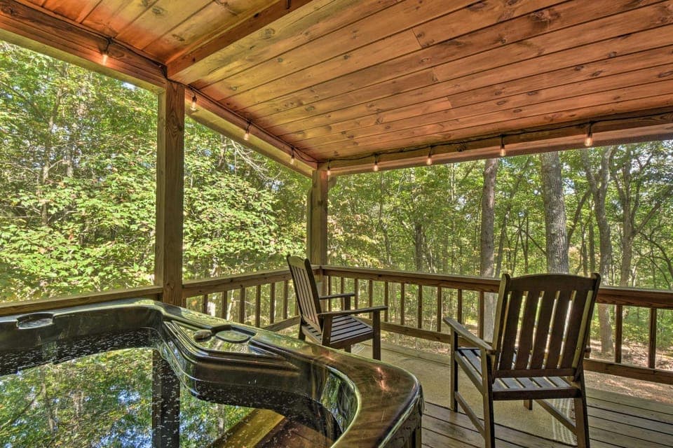Blue Ridge Cabin: Hot Tub, Fire Pit & Grill! Cabin in McCaysville