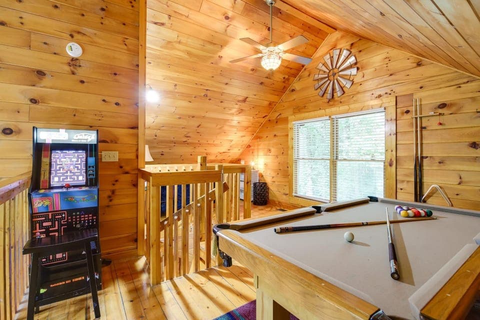 Hot Tub + Pool Table: Secluded Seiverville Cabin Cabin in Gatlinburg