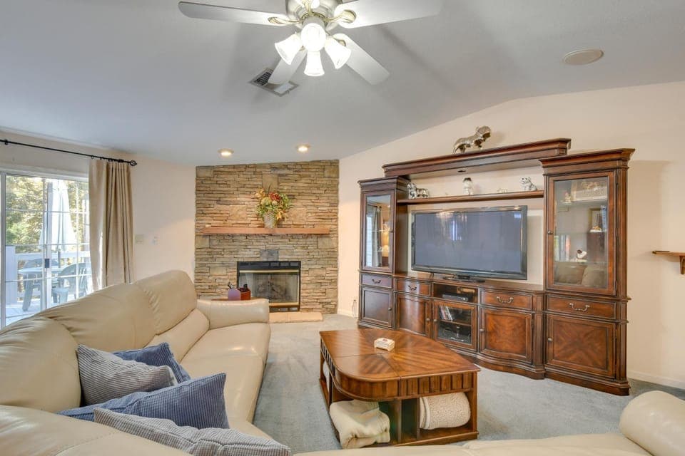 Waterfront Lake Hartwell Home w/ Dock & Fire Pit House in Reed Creek