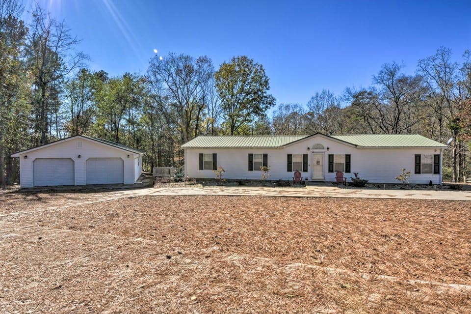 Waterfront Lake Hartwell Home w/ Dock & Fire Pit House in Reed Creek