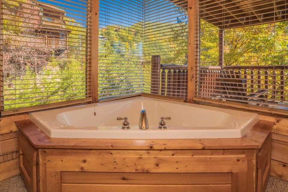 Brown Bear Lodge, Game Room, Awesome Mountain Views, Hot Tub, WIFI!!! Chalet in Sevier County