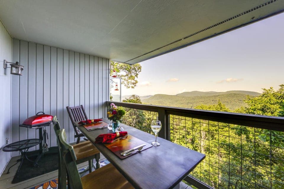 Breathtaking Highlands Condo w/ Mountain View House in Highlands