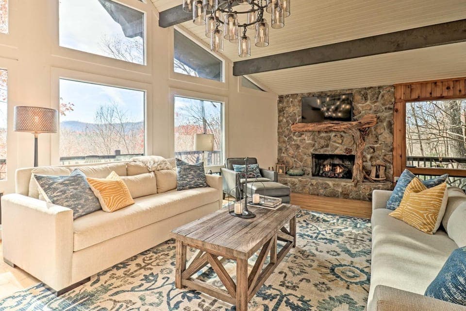 5 Mi to Ski Sapphire Valley: Cozy Retreat w/ Decks House in Tennessee