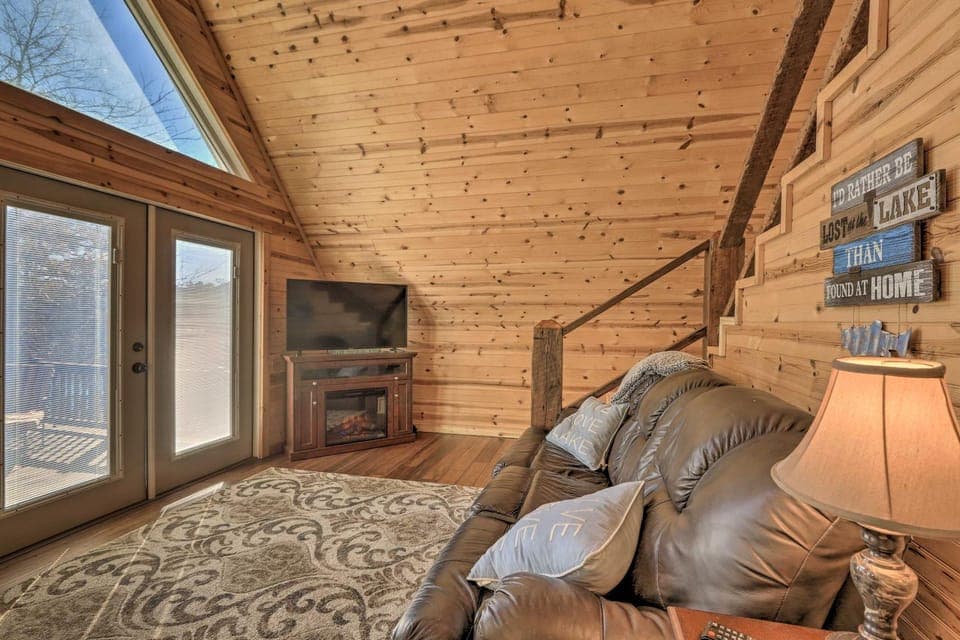 Sparta Lake Home w/ Deck & Boating Access! House in Lake Sinclair