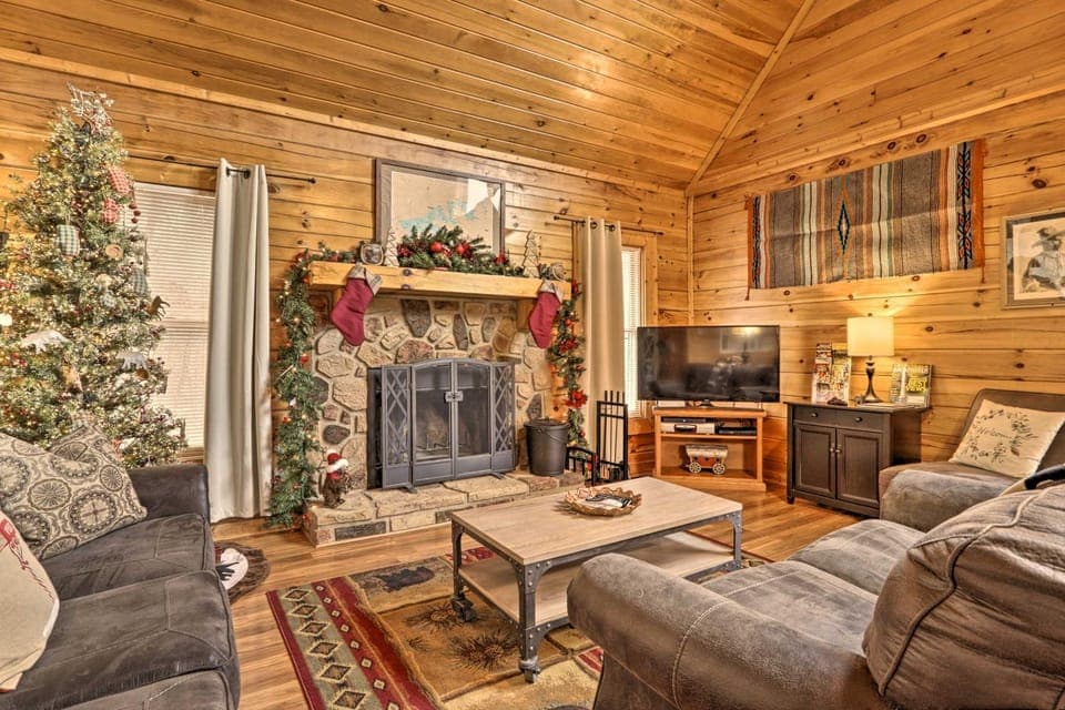 Smoky Mountains Cabin < 1 Mi to Douglas Lake Cabin in Douglas Lake