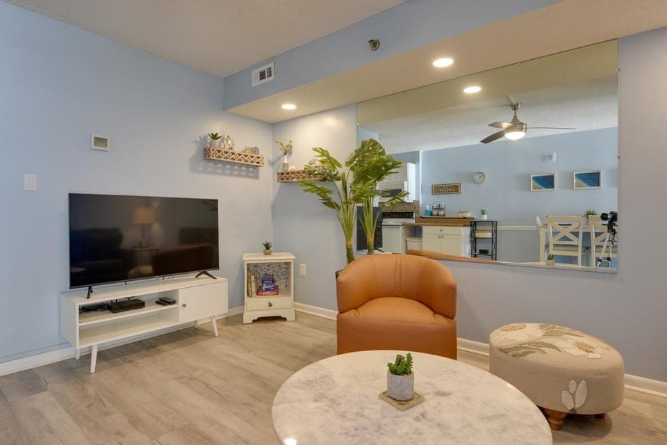 Coastal Condo w/ Balcony in North Myrtle Beach! House in Crescent Beach