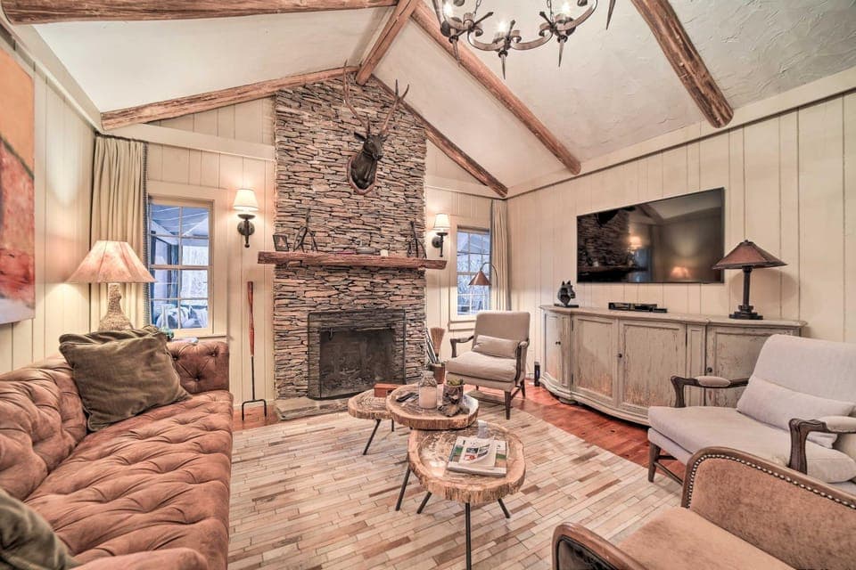 Mirror Lake Cabin ~ 1 Mi to Dtwn Highlands! Cabin in Highlands