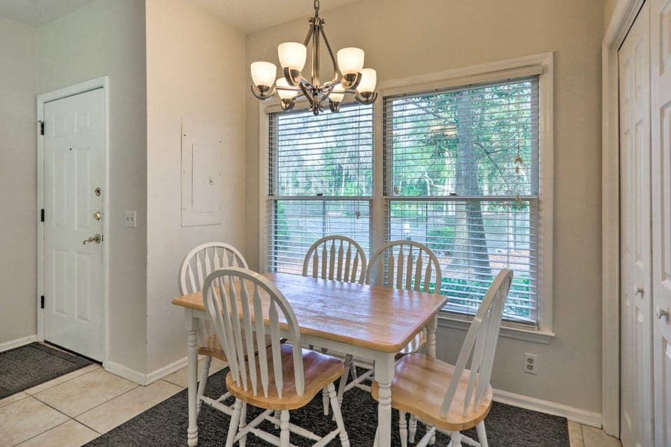 Walk to Beach: HHI Townhome w/ Pool Access! House in South Forest Beach