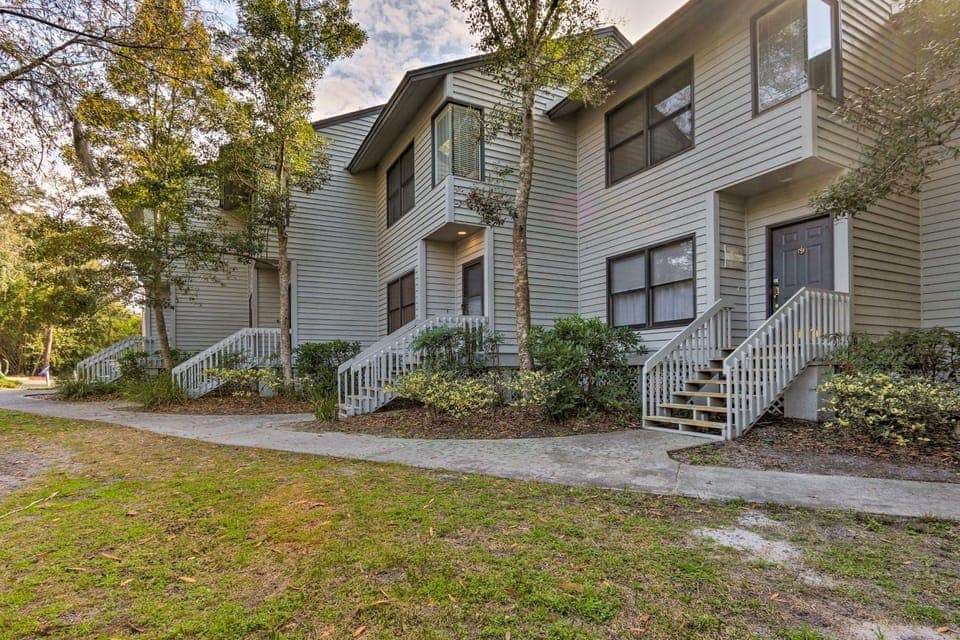 Walk to Beach: HHI Townhome w/ Pool Access! House in South Forest Beach