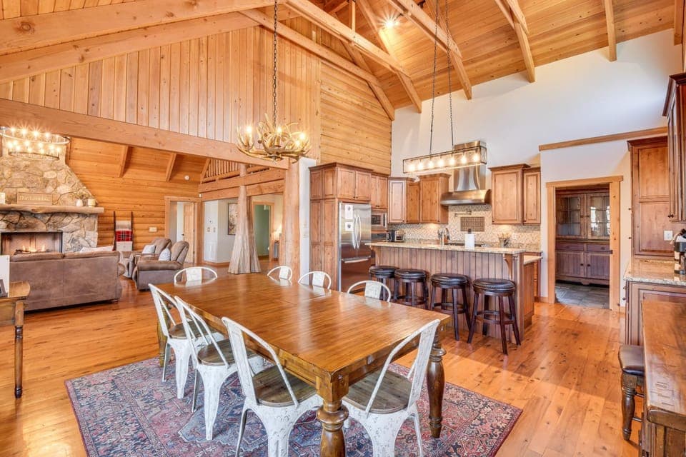 Wooded Cabin: Mtn Views, Hot Tub & 2 Decks! Cabin in Tennessee