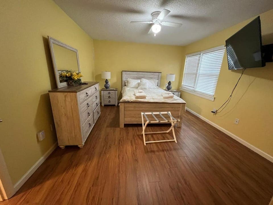 On Island Pool, pet friendly, free tennis &parking House in Hilton Head Island