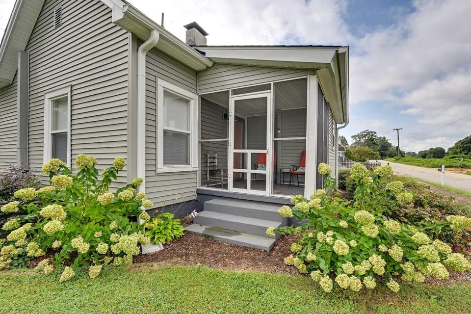 Cozy Home in Historic Area ~ 2 Mi to Main St! House in Greenville