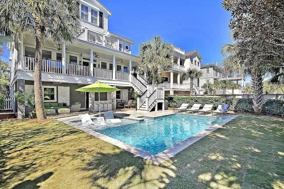 Property building, Patio, Day, Garden, Swimming pool, sunbed