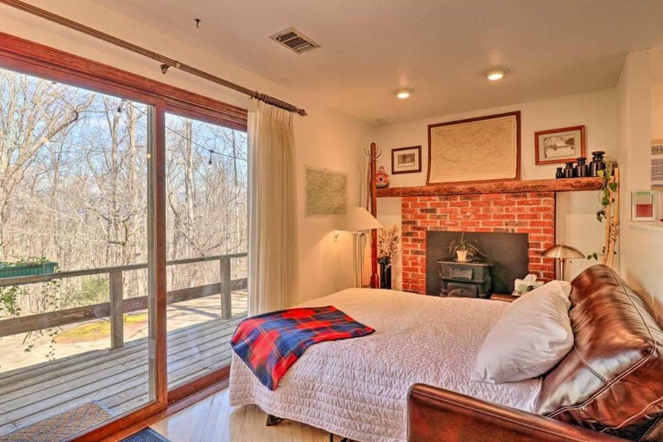 Studio Apartment with Kitchen VERY close to WCU - non smoking & no pets Apartment in Cullowhee