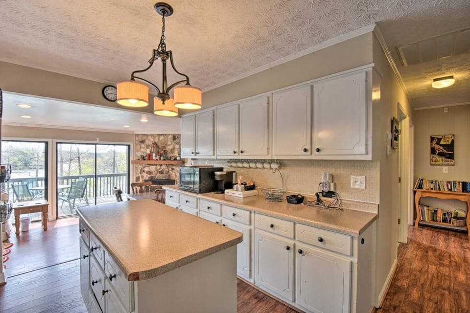 Lakefront Lavonia Cottage w/ 2-Story Dock! House in Lake Hartwell