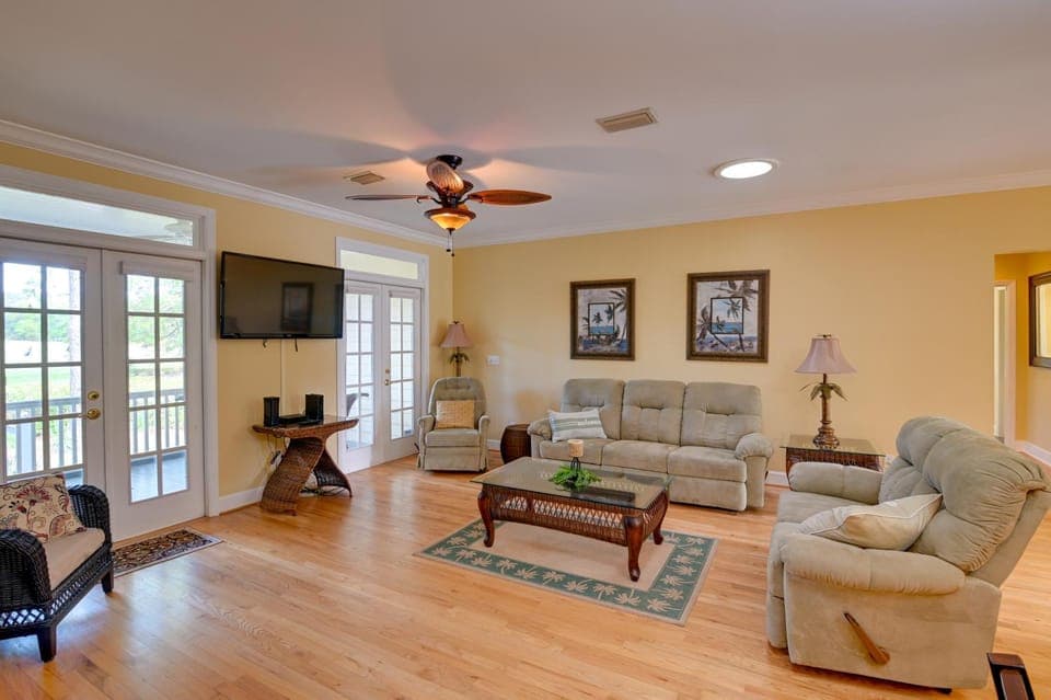 Cottage w/ Deck & Pool Access ~ 6 Mi to Beach House in Murrells Inlet
