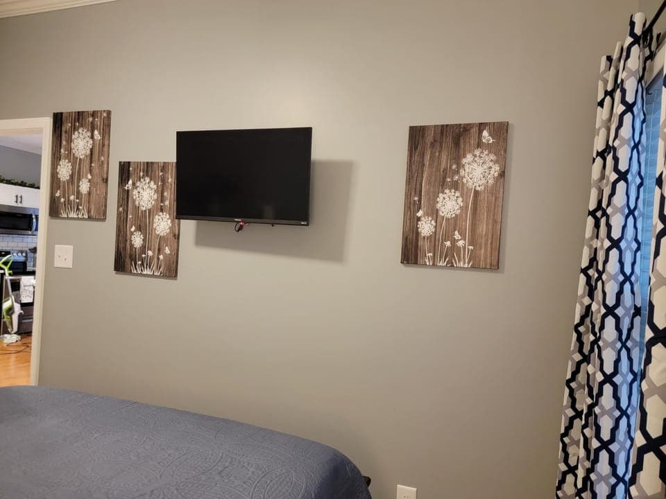Bed, TV and multimedia, Bedroom