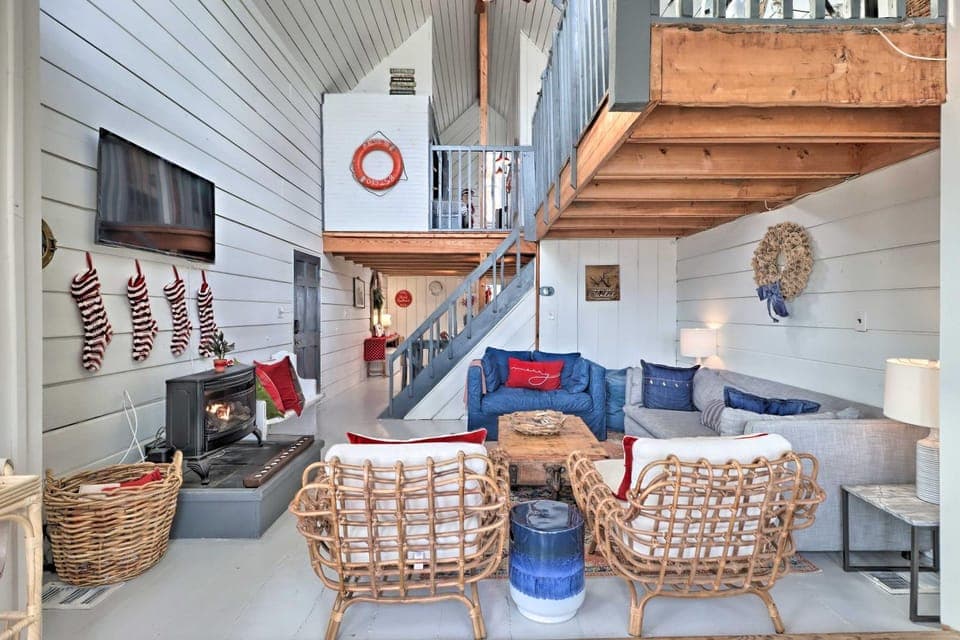 'The Chalet on Sinclair' w/ Private Dock & Kayaks! House in Lake Sinclair